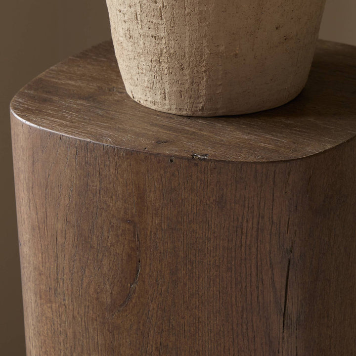 Maison Olive Table d'appoint cylindrique en bois de chêne vieilli, finition naturelle, style rustique.