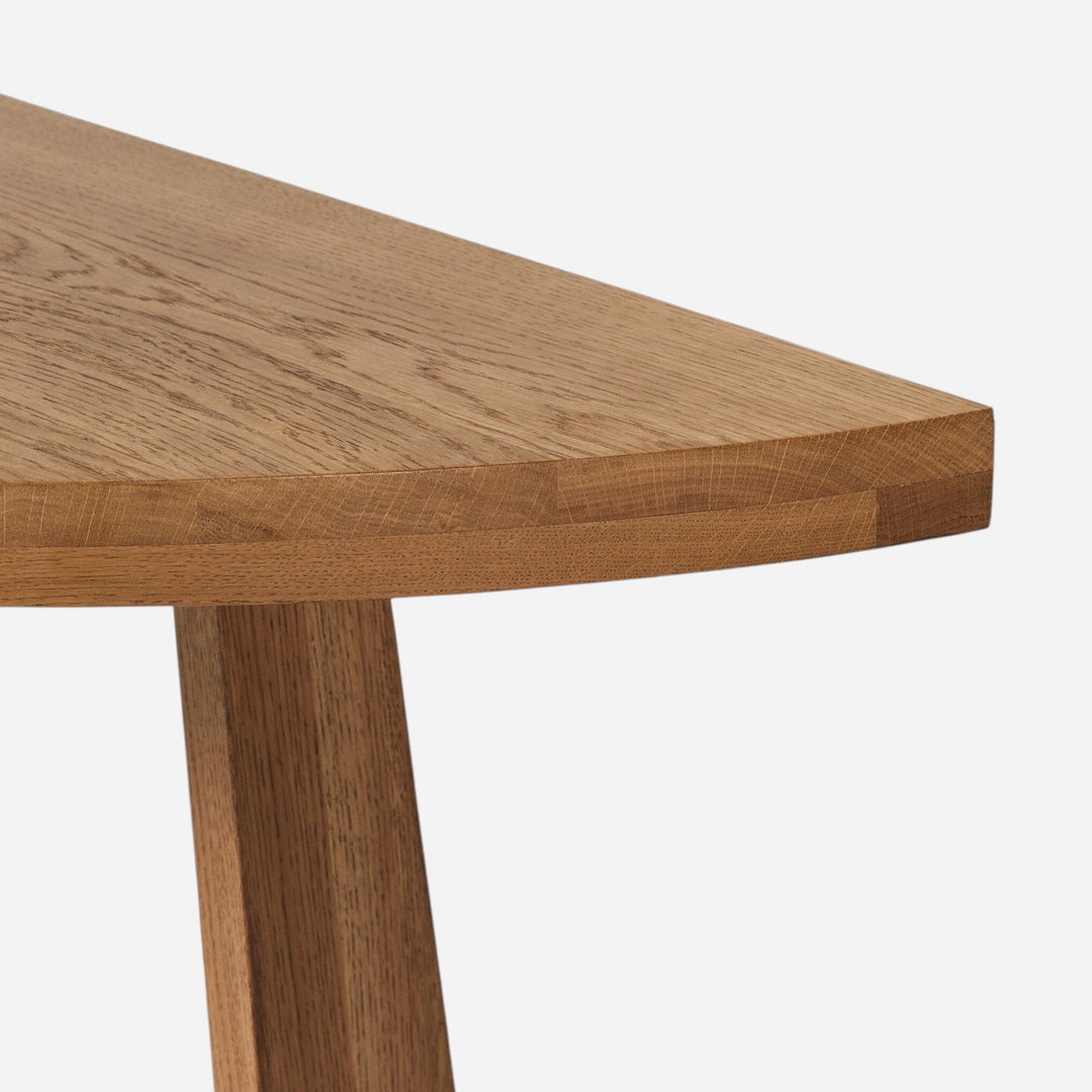 Maison Olive - Table demi-lune en bois de chêne massif naturel, design épuré avec pieds évasés.