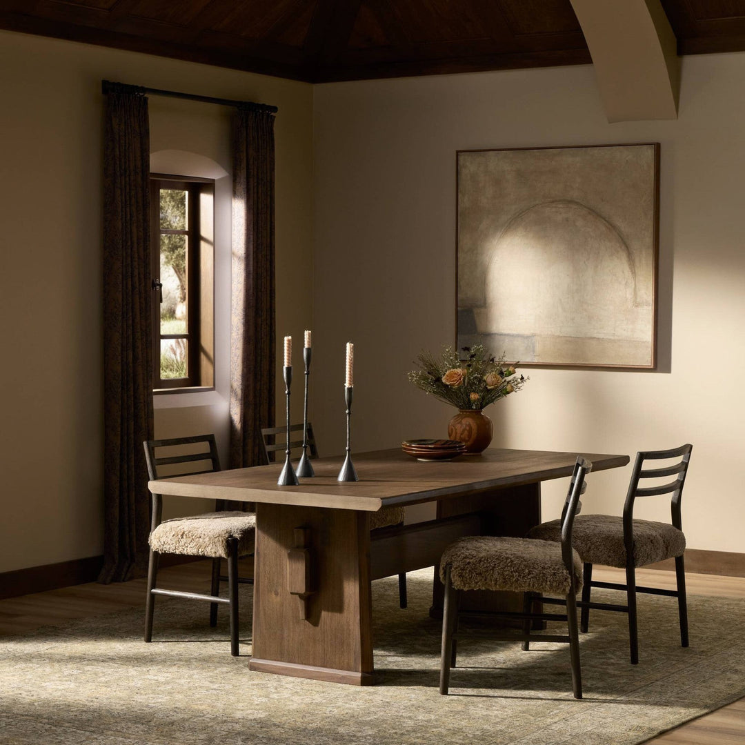 Maison Olive table à manger rustique en bois avec base à piédestal, finition naturelle, 4 chaises assorties.