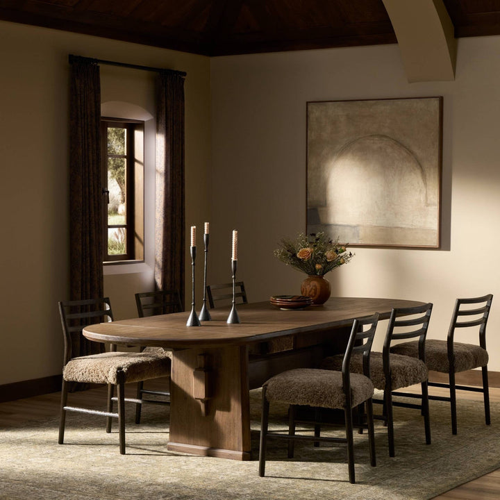 Maison Olive table à manger rustique en bois avec base à piédestal, finition naturelle, idéale pour salle à manger champêtre.