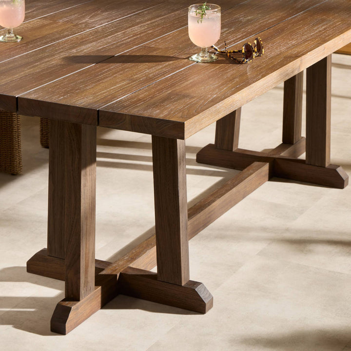 Table à manger en bois massif Maison Olive, plateau à lattes, pieds croisés en H, style rustique moderne, idéale pour l'extérieur.