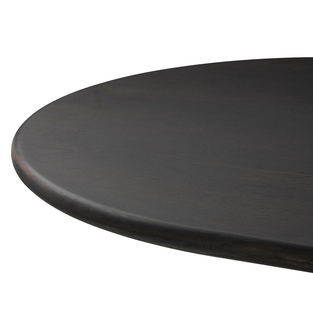 Table à manger ovale en bois de chêne noir Maison Olive avec grain subtil et piédestal central.