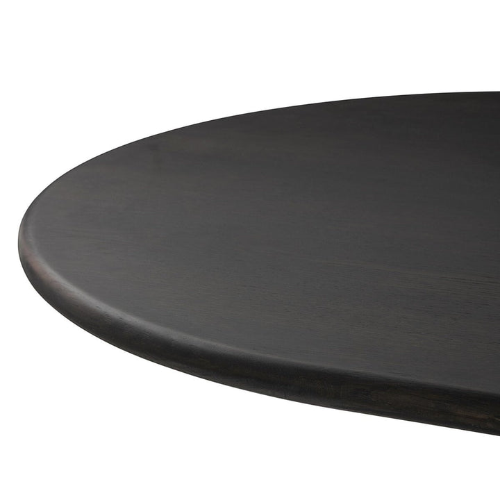 Table à manger ovale en bois de chêne noir Maison Olive avec grain subtil et piédestal central.