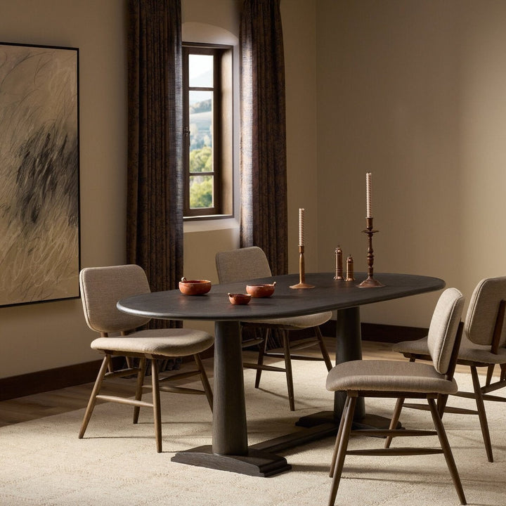 Maison Olive table à manger ovale en bois de chêne noir avec piédestal central. Style moderne.