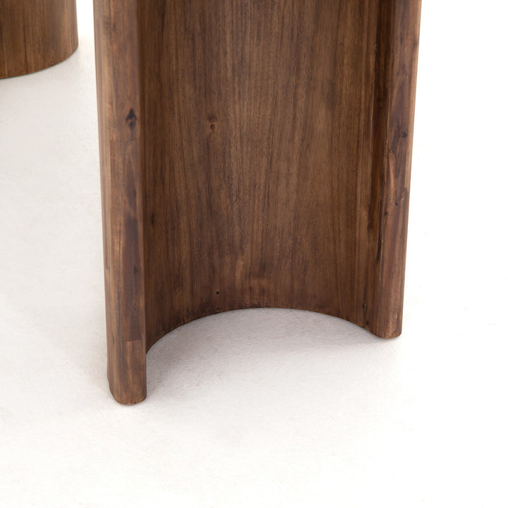 Maison Olive Table à manger PADEN en bois d’acacia noir vieilli, design sculptural ovale, piétement cylindrique.