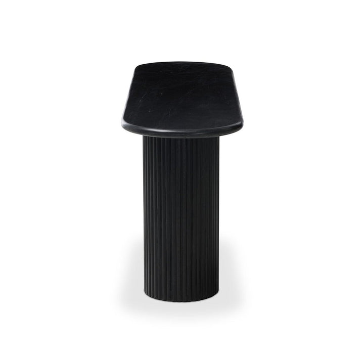 Maison Olive Table d'appoint ovale en marbre noir veiné avec pied cylindrique cannelé noir.