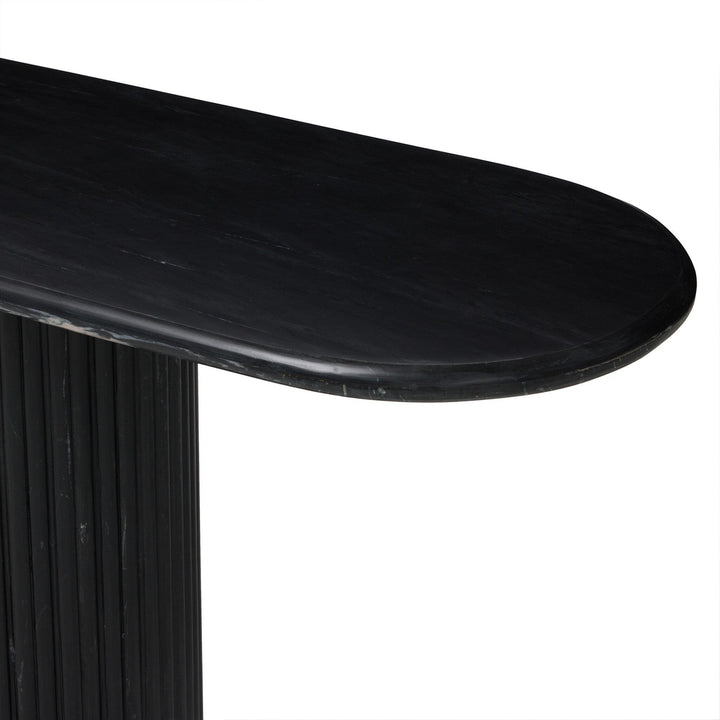 Maison Olive table d'appoint ovale en marbre noir veiné avec pied cannelé cylindrique