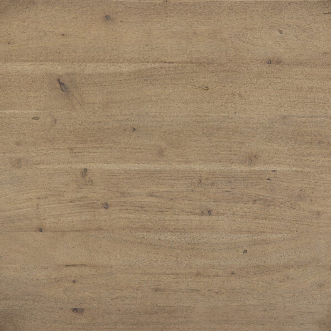 Maison Olive Table ronde en bois naturel avec plateau circulaire et finition légèrement vieillie, grain de bois visible.