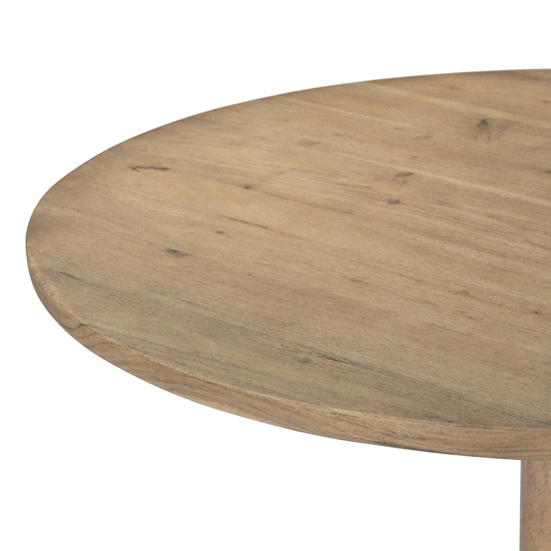 Maison Olive Table ronde en bois naturel avec plateau circulaire et finition légèrement vieillie, style rustique et élégant.
