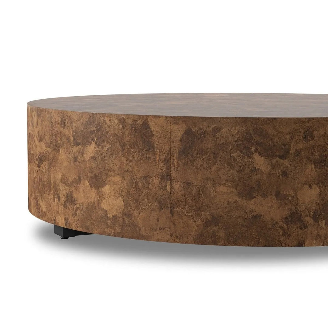 Maison Olive Table ronde effet marbre brun avec plateau lisse et pieds noirs discrets. Design élégant et rustique.