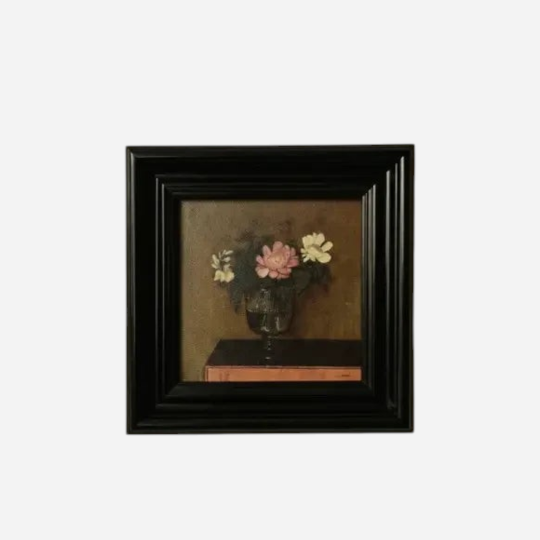 Tableau Maison Olive représentant une nature morte de fleurs dans un vase en verre avec un cadre noir mouluré