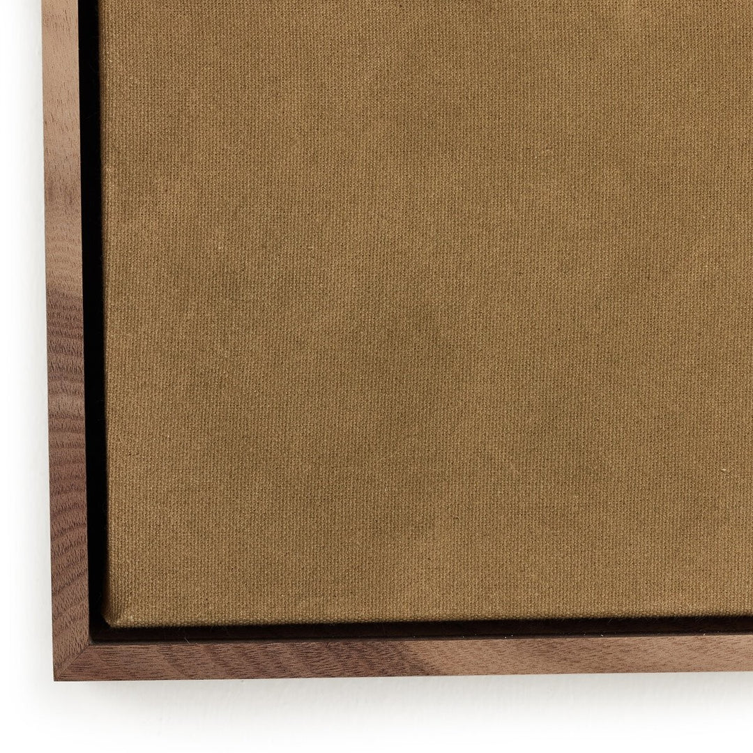 Gros plan sur un tableau Maison Olive avec toile texturée couleur ocre dans un cadre en bois massif naturel.