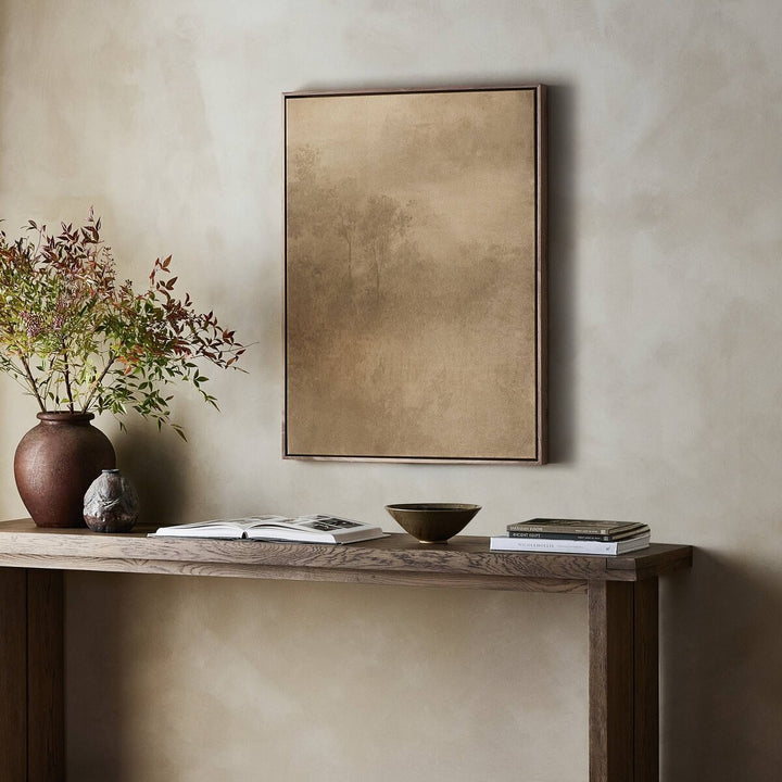 Tableau décoratif Maison Olive avec paysage brumeux dans des tons ocre et brun, encadré en bois massif sur console.