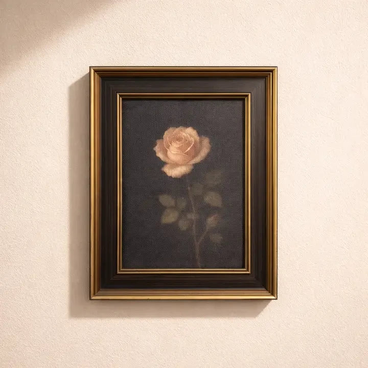 Tableau Maison Olive représentant une rose solitaire aux tons poudrés dans un cadre élégant noir et doré