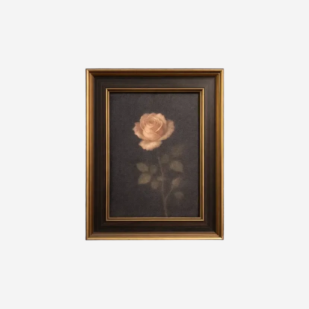 Tableau Maison Olive représentant une rose poudrée sur fond sombre avec un cadre élégant aux finitions noires et dorées