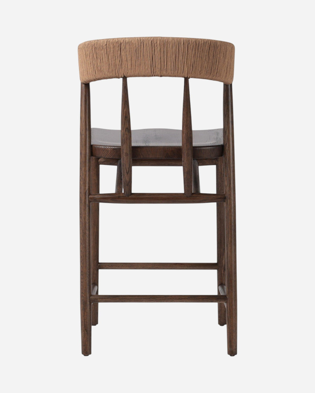 Tabouret de comptoir Maison Olive Buxton en chêne massif teinté foncé avec dossier en jonc de papier naturel