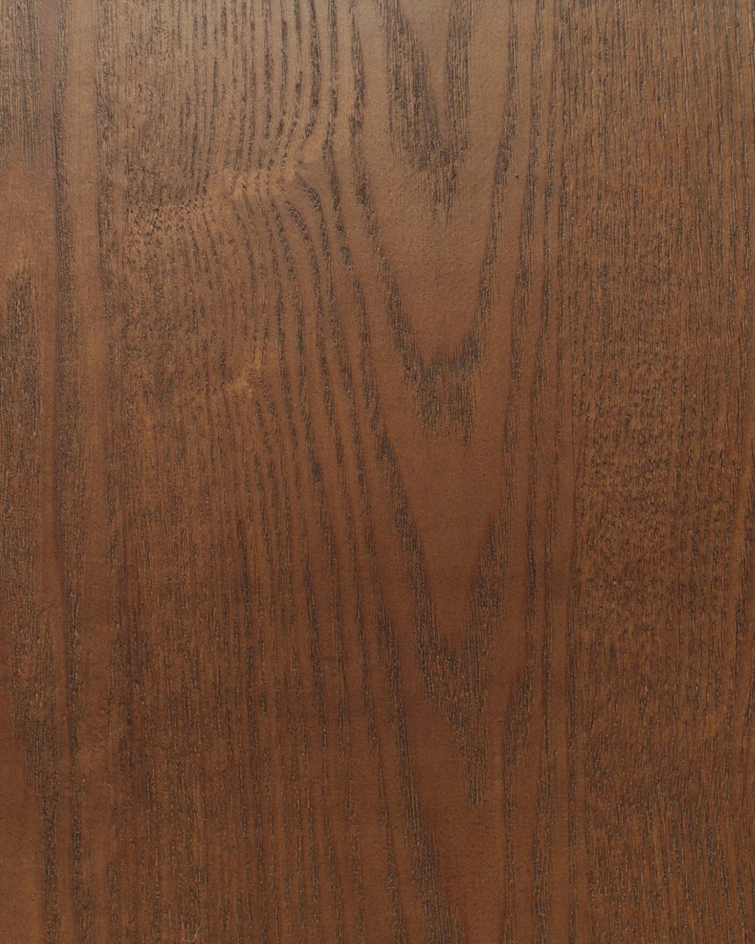 Gros plan sur la texture du chêne massif brun naturel du tabouret BUXTON de Maison Olive