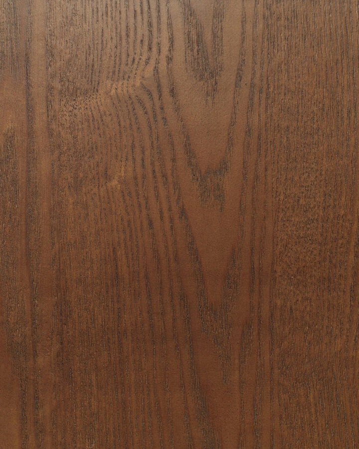Gros plan sur la texture du chêne massif brun naturel du tabouret BUXTON de Maison Olive