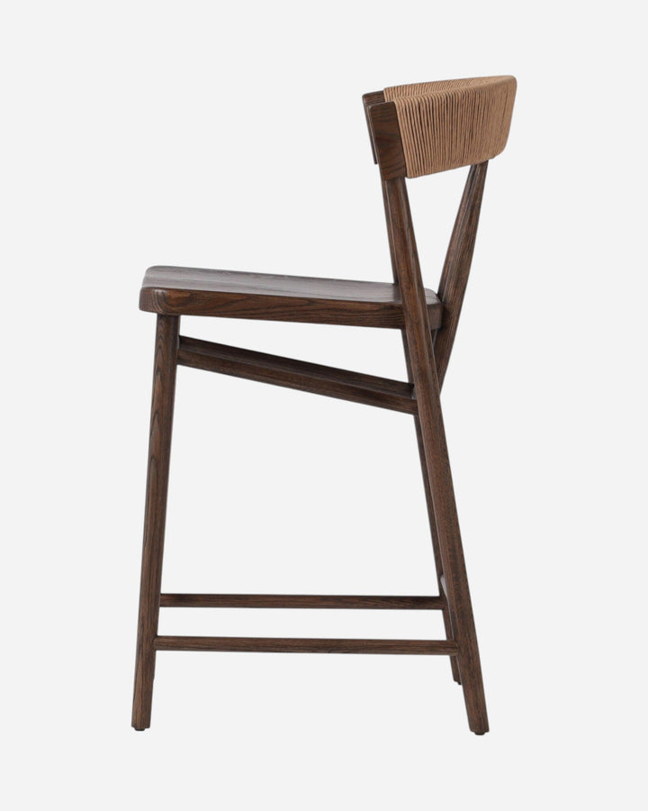 Tabouret de comptoir Maison Olive Buxton en chêne massif foncé avec dossier en jonc de papier, vue de profil