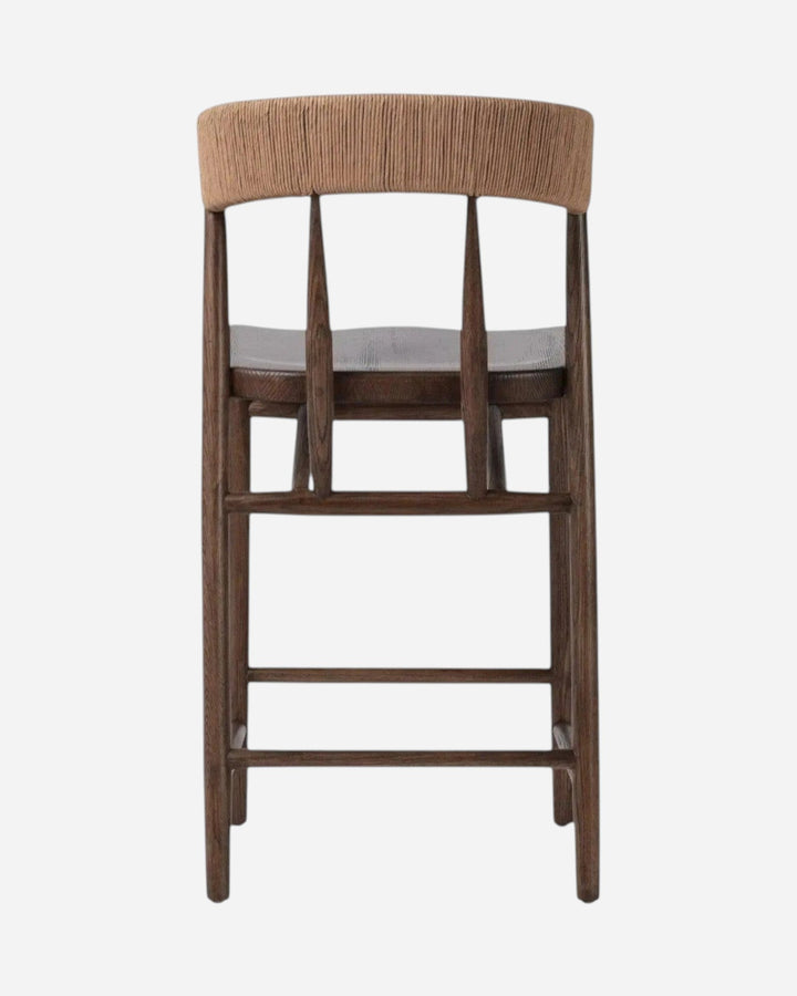 Tabouret de comptoir Maison Olive Buxton en chêne massif foncé avec dossier en jonc de papier naturel, vue arrière