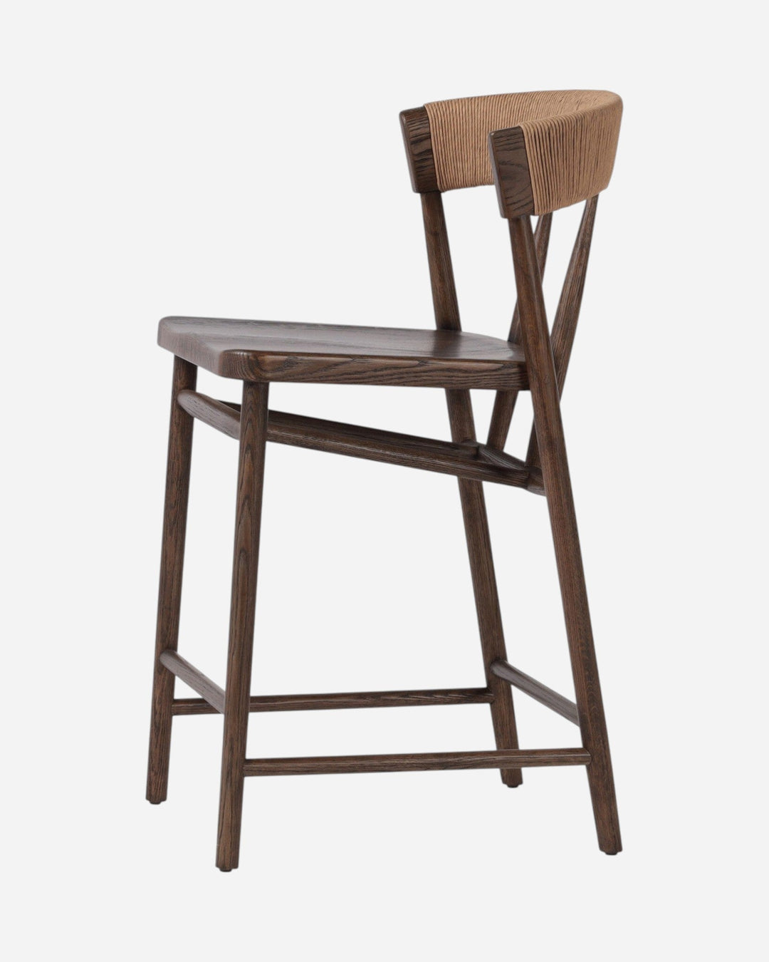 Tabouret de comptoir Maison Olive Buxton en chêne massif teinté foncé avec dossier en jonc de papier tressé