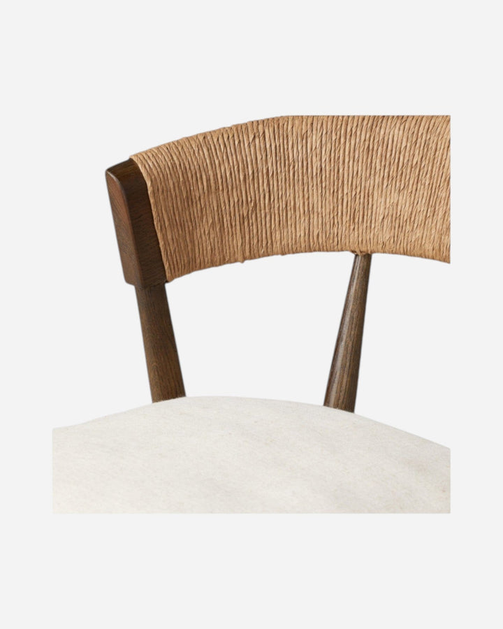 Détail du dossier en jonc de papier et structure en chêne massif du tabouret de comptoir BUXTON par Maison Olive