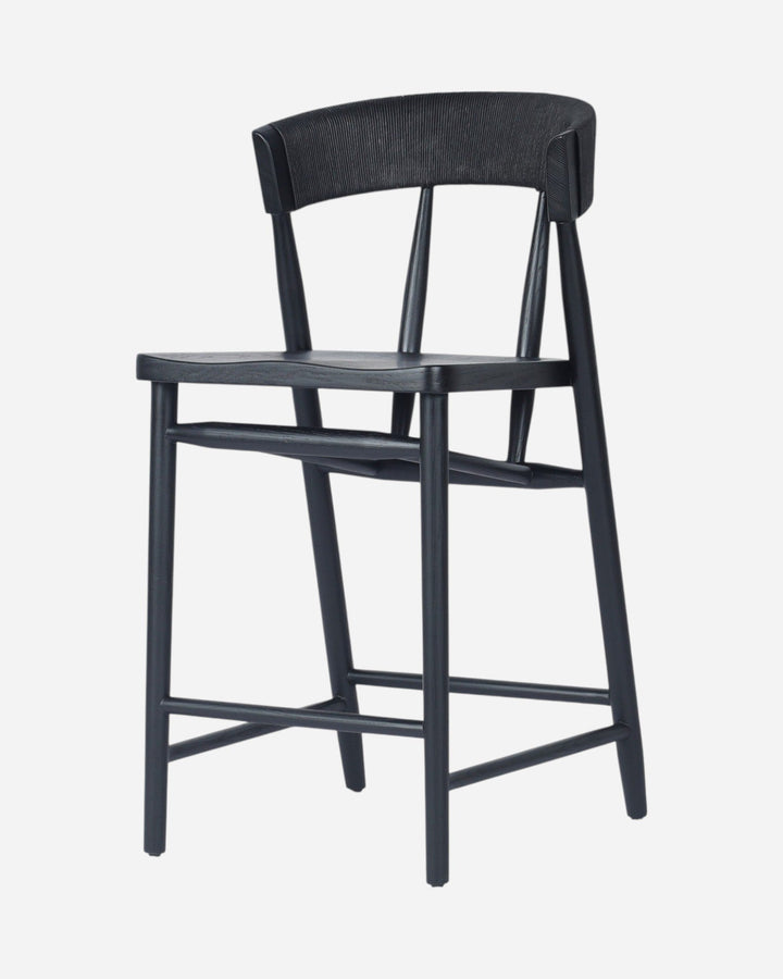 Tabouret de comptoir Maison Olive Buxton en chêne massif noir avec dossier en jonc de papier et pieds effilés
