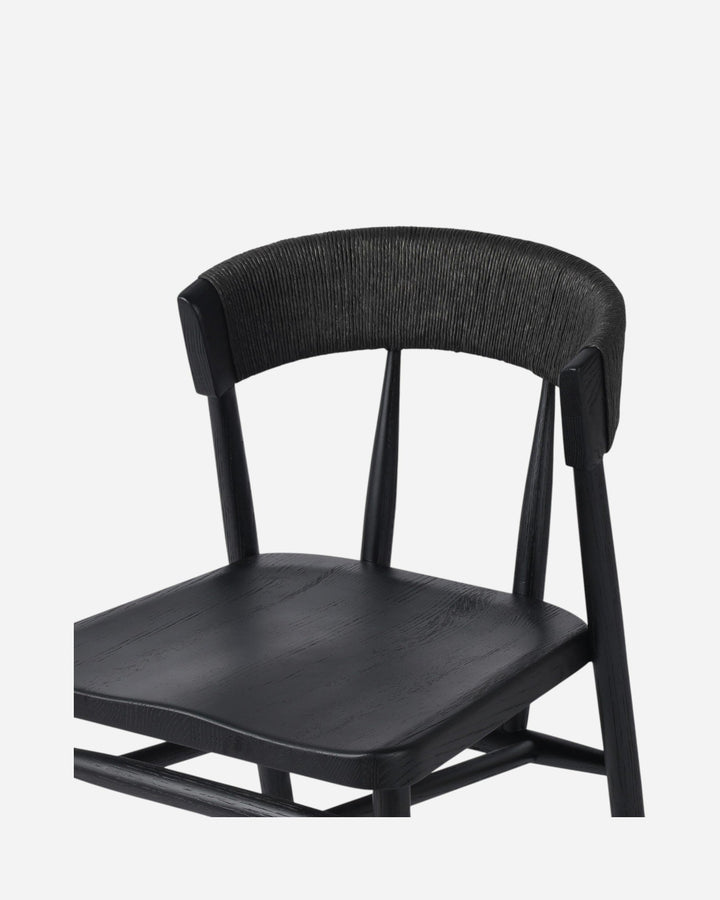 Tabouret de comptoir Maison Olive Buxton en chêne massif noir avec dossier en jonc de papier tressé