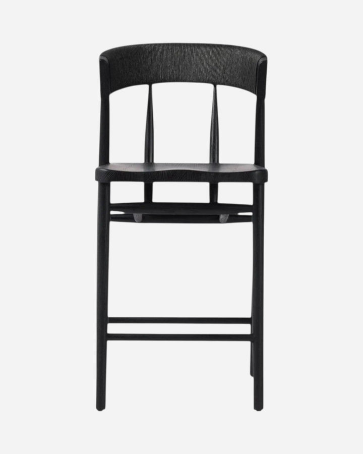 Tabouret de comptoir Maison Olive Buxton en chêne massif noir avec dossier en jonc de papier et pieds effilés