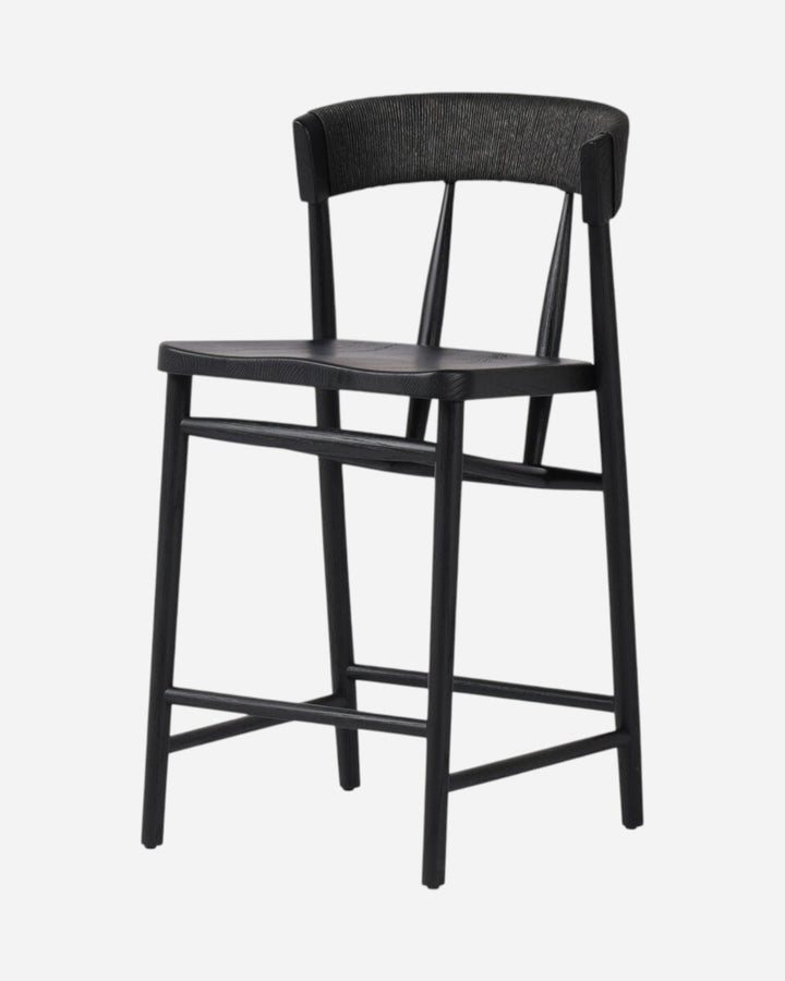 Tabouret de comptoir Maison Olive Buxton en chêne massif noir avec dossier en jonc de papier et pieds effilés