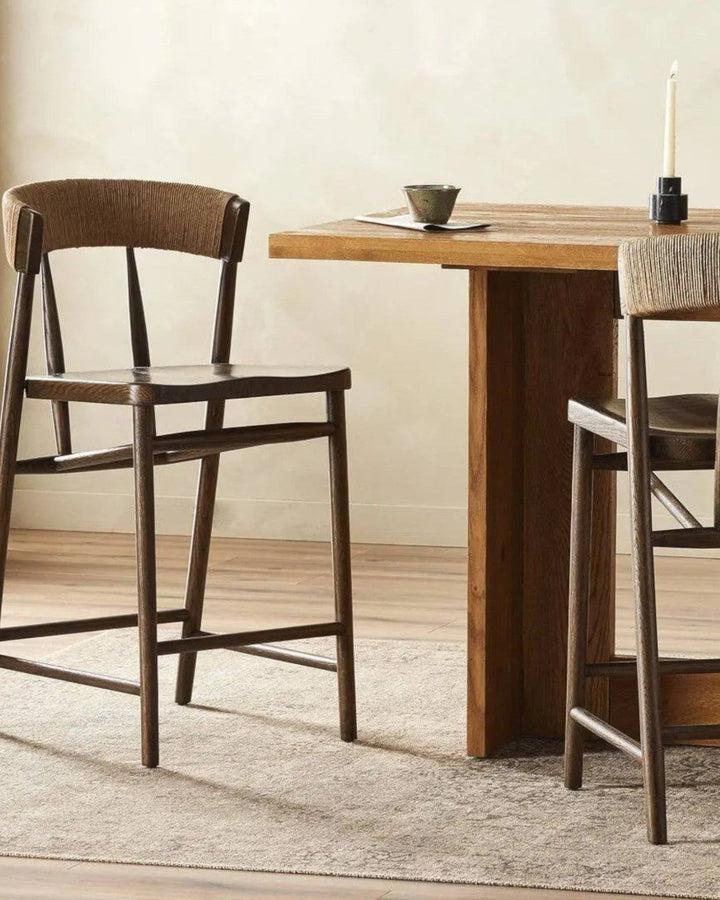Tabouret de comptoir Maison Olive Buxton en chêne massif foncé avec dossier en jonc de papier tressé