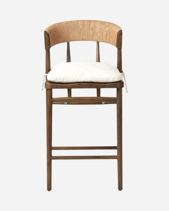 Tabouret de comptoir Maison Olive Buxton en chêne massif avec dossier en jonc de papier et coussin blanc