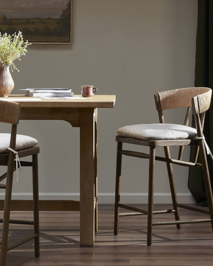 Tabouret de comptoir Maison Olive Buxton en chêne massif avec dossier en jonc de papier et assise rembourrée