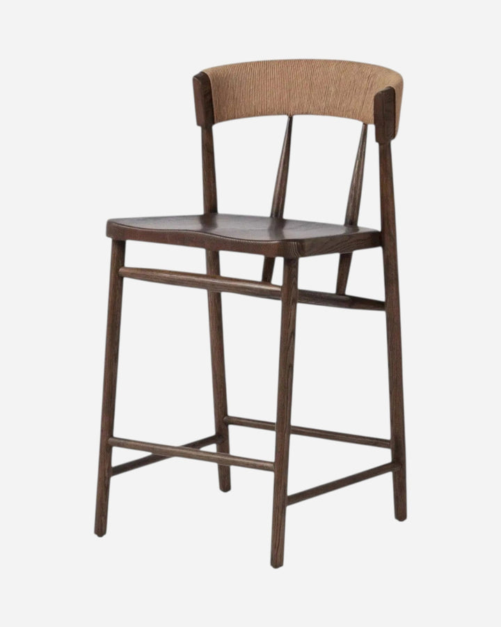 Tabouret de comptoir Maison Olive Buxton en chêne massif foncé avec dossier en jonc de papier naturel