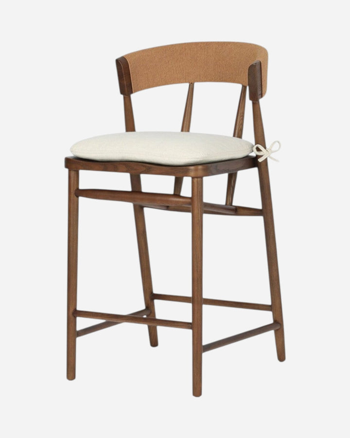 Tabouret de comptoir Maison Olive Buxton en chêne massif avec dossier en jonc de papier et coussin beige