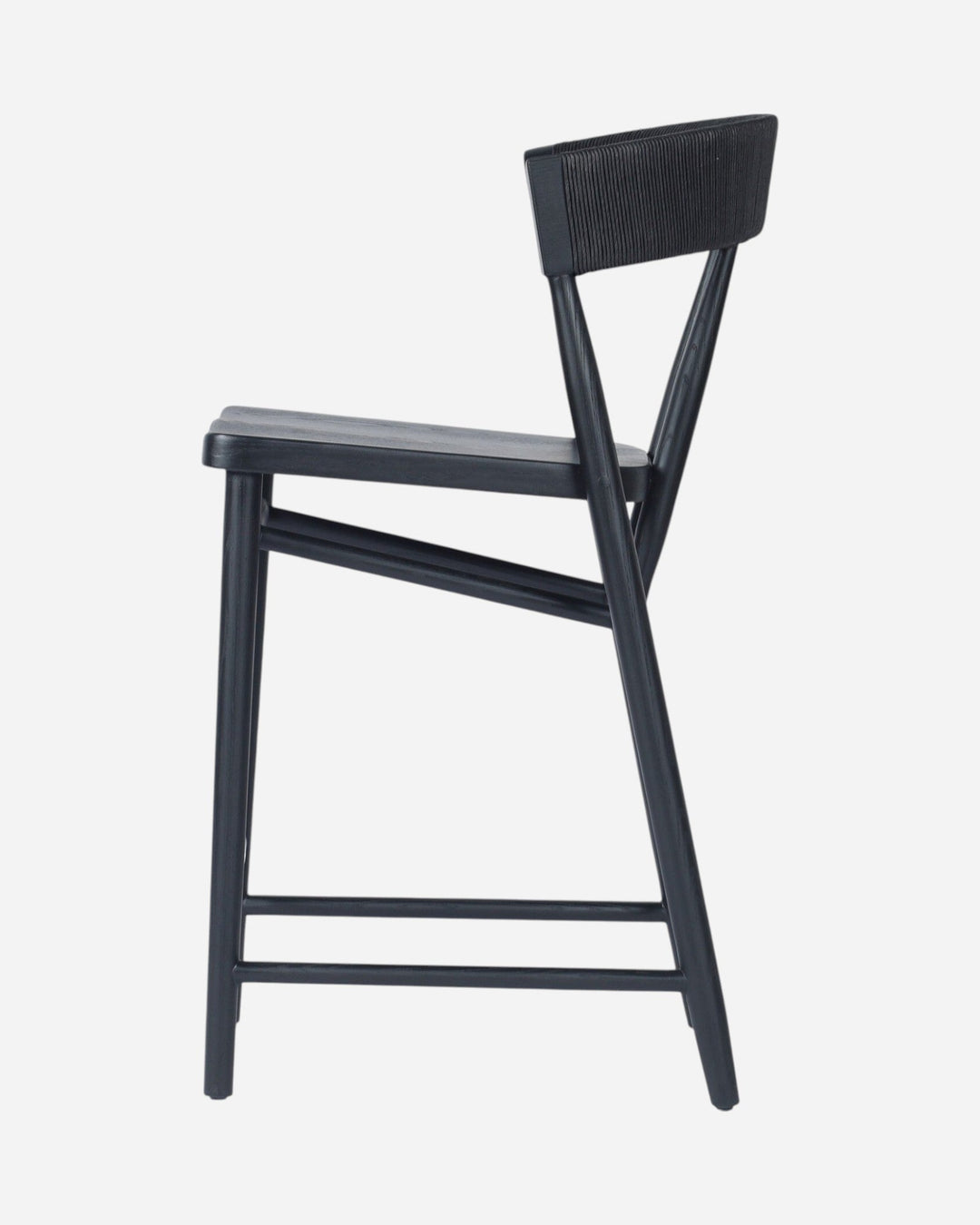 Tabouret de comptoir Maison Olive Buxton en chêne massif noir avec dossier en jonc de papier, vue de profil