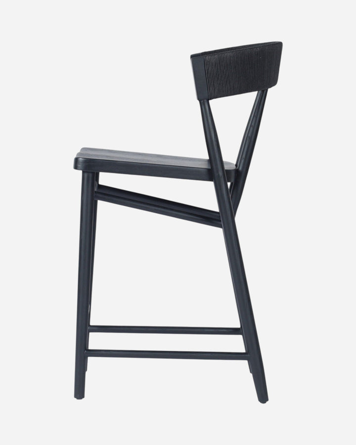 Tabouret de comptoir Maison Olive Buxton en chêne massif noir avec dossier en jonc de papier, vue de profil