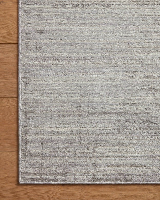 Maison Olive Tapis ARDEN argenté/gris avec motif texturé subtil, mélange polyester/polypropylène, tissé à la machine.