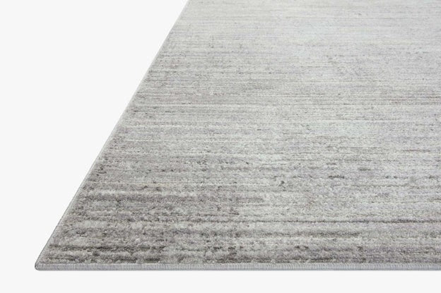Tapis ARDEN Maison Olive gris argenté, motif texturé à rayures ton sur ton, polyester et polypropylène, tissé à la machine.