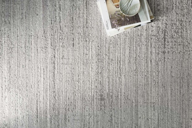 Tapis ARDEN Maison Olive gris argenté texturé, mélange polyester/polypropylène, motif rayures ton sur ton, tissé machine.