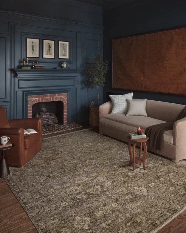 Tapis Maison Olive Junie Lagoon et naturel en polyester tissé mécaniquement avec motifs antiques dans un salon chic.