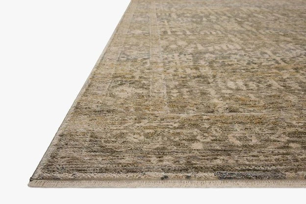 Tapis Maison Olive Junie aux tons mousse et naturel, motif antique tissé en polyester, style moderne et sophistiqué.