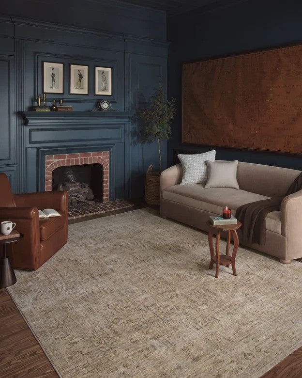 Tapis Maison Olive Junie couleur oatmeal et smoke, style antique tissé en polyester, installé dans un salon élégant.