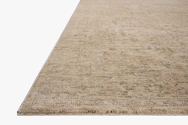 Tapis Maison Olive Junie en polyester couleur oatmeal et smoke avec motif antique subtil, tissé mécaniquement.