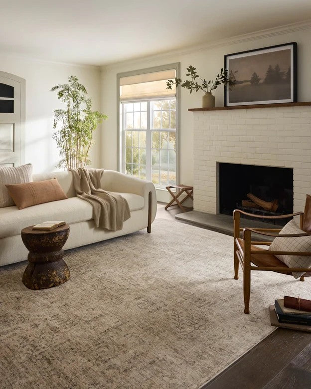 Tapis Maison Olive Junie couleur oatmeal et smoke au motif antique dans un salon lumineux et chaleureux