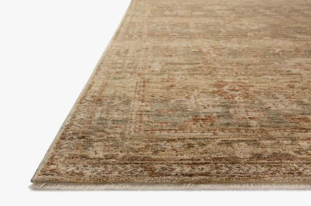 Tapis Maison Olive Junie Spice Multi au motif antique, tissé en polyester doux aux tons chauds et nuancés.