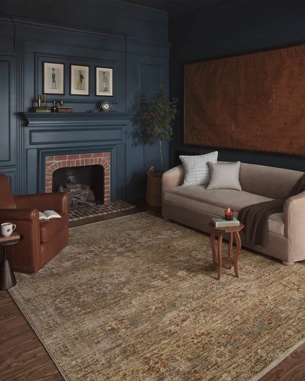 Tapis Maison Olive Junie Spice Multi au style antique dans un salon élégant aux murs bleu marine