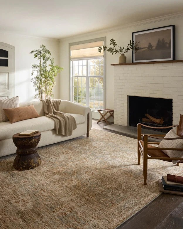 Tapis Maison Olive Junie Spice Multi au motif antique dans un salon lumineux avec canapé crème et cheminée