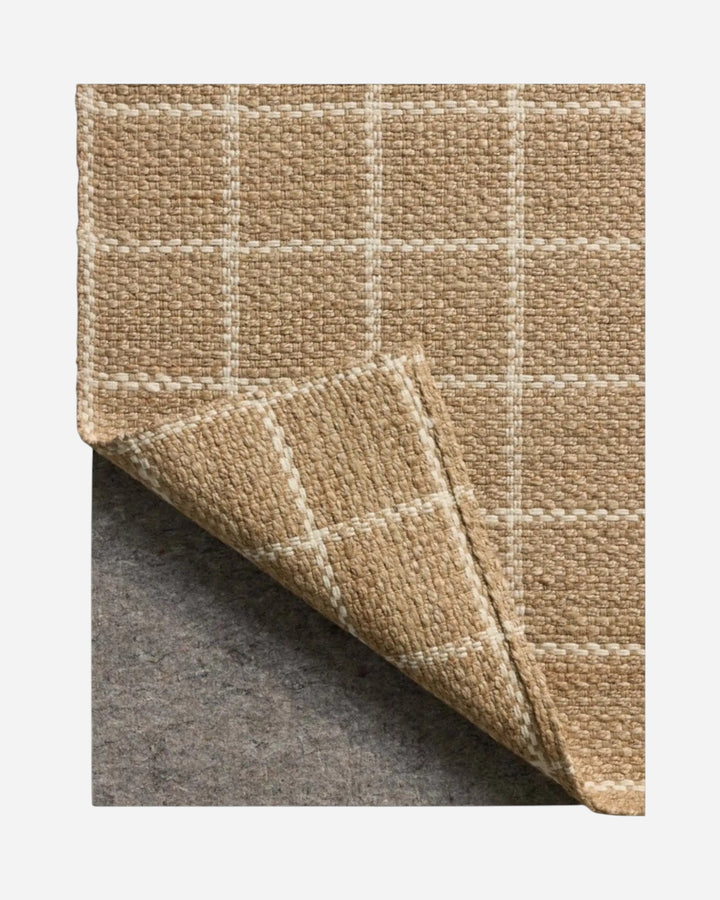Tapis Maison Olive Fletcher en jute naturel et ivoire avec motif à carreaux texturé et coin replié