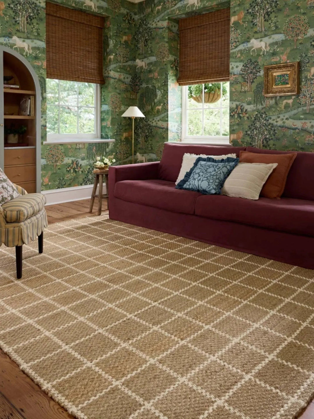 Tapis en jute Maison Olive Fletcher naturel et ivoire avec motif à grille dans un salon chaleureux